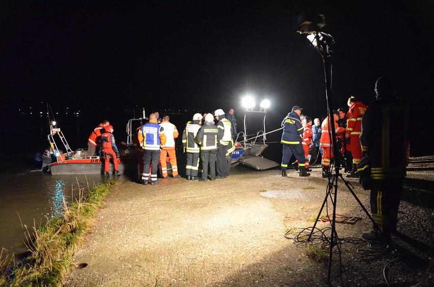 Einsatz BF Koeln PKW im Rhein Mondorf Hersel P058.JPG